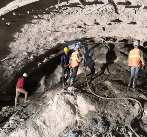 泸水隧道拱顶带模注浆料，微膨胀注浆料的特点及施工工艺